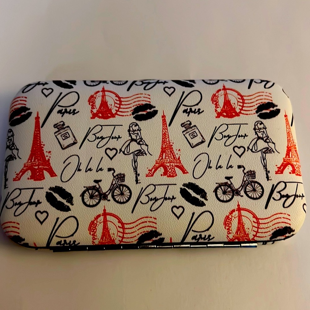 Nice small travel manicure set. NEW